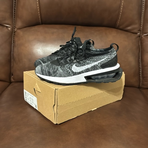 Nike - Picture 2 of 5